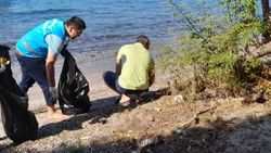 Muğla'da tatilcilerin çöplerini gönüllüler temizledi