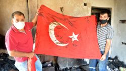 Hatay’da alevlerin arasında kalan Türk bayrağı yanmadı
