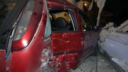 Antalya'da virajı alamayan otomobil dükkana girdi