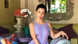 Merve Boluğur kırmızı mayosuyla poz verdi