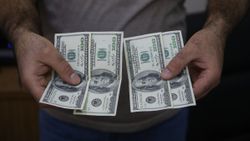 Adana'da döviz bürosu çalışanı, 400 doların sahibini bekliyor