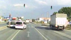 Sakarya'da 112 ekibi, kazadan son anda kurtuldu