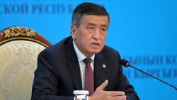 Kırgızistan Cumhurbaşkanı Sooronbay Ceenbekov istifa etti