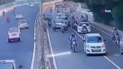 Hindistan'da polis, dur ihtarına uymayan aracın kaputuna çıktı