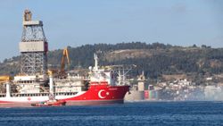 Türkiye'nin sondaj gemisi 'Kanuni', Çanakkale Boğazı'nı geçti