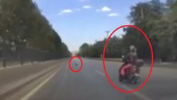 Bursa'da motosikletli şahsın, ayağıyla çöp tutma anı kamerada