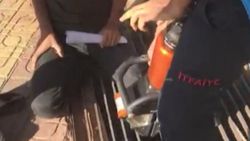 Şanlıurfa'da yürürken ayağı mazgala sıkıştı, itfaiye mazgalı kesti