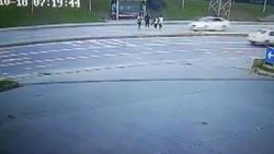 Arnavutköy'de otomobilin genç kızlara çarptığı anlar