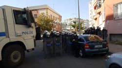 Diyarbakır'da HDP Yenişehir ilçe eş başkanlarına gözaltı