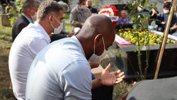 Eddie Newton, Kadir Özcan'ın mezarı başında dua etti