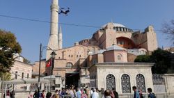 İHA ekipleri, Ayasofya Camii önünde drone'lu koronavirüs denetimi yaptı