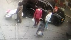İzmir'de yaşlı adamın parasını çalan 3 hırsız tutuklandı