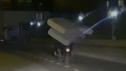 Bursa'da elektrikli bisikletle 2 yatak taşıdı