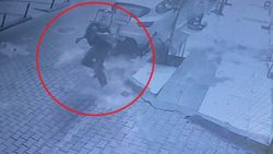 Manisa'da çay içen vatandaşın başına beton parçaları düştü