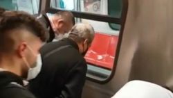 Şişli’de genç kız rayların arasına düştü