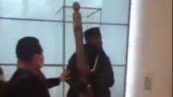 Louvre Müzesi'nden heykel alan Afrikalı: Bizden çaldıklarınızı almaya geldim