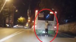 Bursa'da patenle otobüsün arkasına tutundu