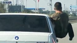 Bursa'da aracın camından sarkan şahsın ilginç hareketleri