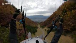 Avusturya'da adrenalin bağımlısı pilotun paraşütle uçuşu