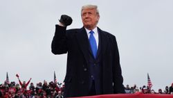 Donald Trump, mitingde siyah eldiven giydi