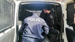 Bursa'da mahalle sakinleri, hırsızı yakalayıp polise teslim etti