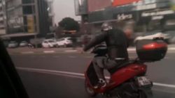 Bursa'da at koşturur gibi motor süren bir kişi kameralara böyle yakalandı