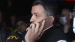 Bakan Bekir Pakdemirli'nin küçük depremzede ile konuşması