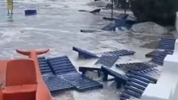 İzmir'de depremden sonra deniz taşması meydana geldi
