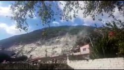 Aydın'da deprem sırasında taş ocağından kopan kaya parçaları