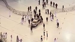 Mekke’de bir otomobil Harem-i Şerif’in avlusuna daldı