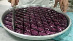 Gaziantep'te mor baklava yapıldı
