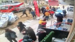Esenyurt'ta izinsiz kesilen ağaç kavgası kamerada