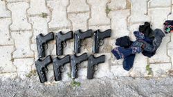 Gaziantep'te araziye atılan çorapların içinden 8 tabanca çıktı