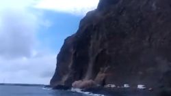 İspanya’daki adada kopan kaya kütlesinin çökme anı