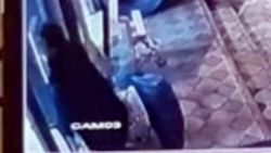 Sakarya'da nalbura giren adam cam kapıyı fark edemedi
