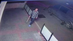 He chased the thief who entered his shop in Pendik with a stick