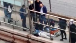 Sultangazi'de tramvay beklerken kalp krizi geçirdi