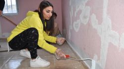 Şanlıurfa'da eğitim gönüllüleri köy okullarını boyuyor