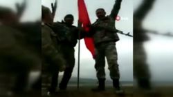 Karabağ'da Azerbaycan askerleri Türk bayrağı dikti