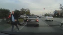 Konya'da trafikte yol verme tartışması kamerada