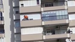 Antalya'da 8'inci kattaki kadının, tehlikeli cam silme anları kamerada