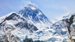 Everest Dağı'nın zirvesinde mikroplastik izlerine rastlandı