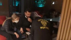 Sosyal medyada ihbar edilen maskesiz turist çifte polisten ceza