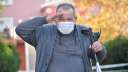 Ordu'da emekli kaptan Ahmet Bebek, kaptanlığını yaptığı gemiyi her seferinde selamlıyor