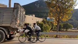 Bursa'da bisikletli gençler, yine tıra tutunarak trafiği tehlikeye attı