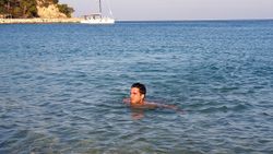 Kemer'de deniz ve kar keyfi yaşanıyor
