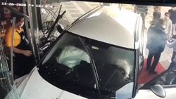 Kocaeli'de yayaya çarpan otomobil kasap dükkanına daldı