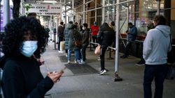 New Yorklular, korona testi kuyruğunda kendileri için bekleyecek insanlar tutuyor