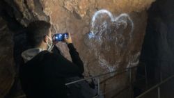 Bursa'da turistlerin ziyaret ettiği mağaraya yazı yazdılar