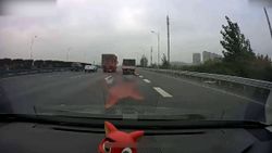 Tırın kör noktasında şerit değiştiren otomobilde korku dolu anlar